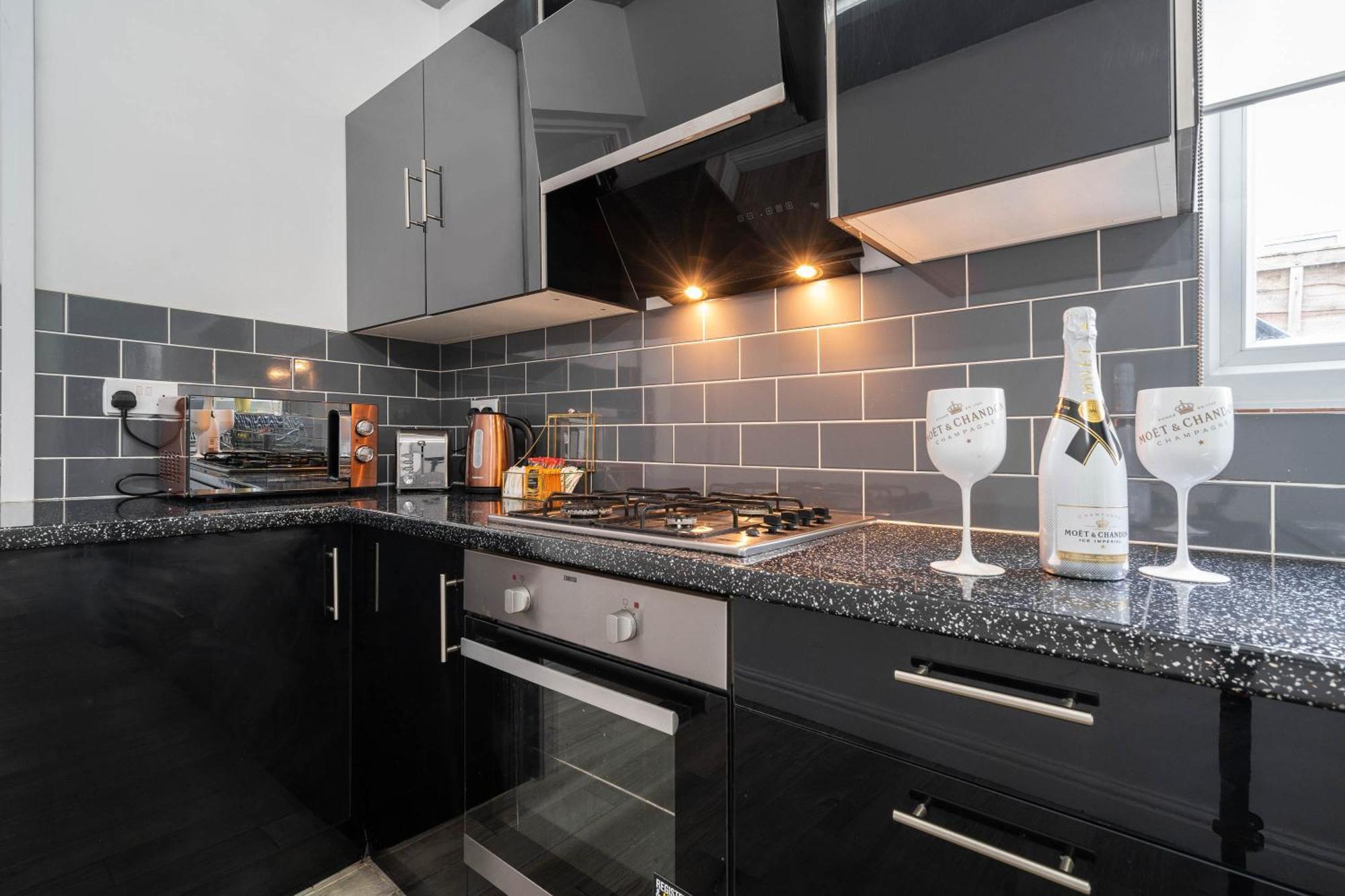Five Bedroom Townhouse - Near City Centre - Edgbaston - On Street Parking - Wifi - Netflix - 974P Birmingham Exteriör bild