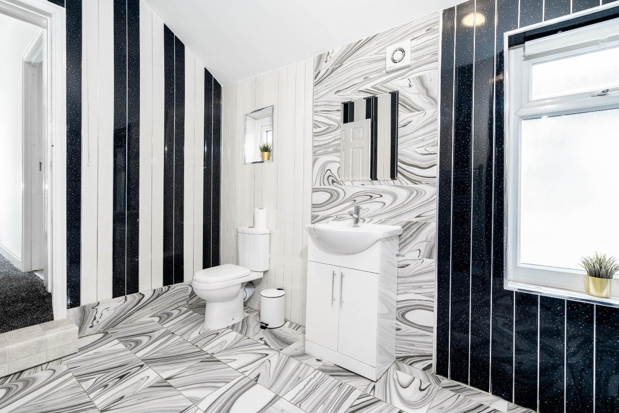 Five Bedroom Townhouse - Near City Centre - Edgbaston - On Street Parking - Wifi - Netflix - 974P Birmingham Exteriör bild